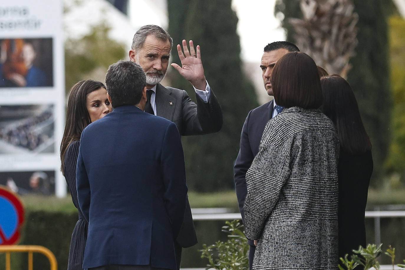 Todas las imágenes de los Reyes con las víctimas y en su visita al edificio de Campanar