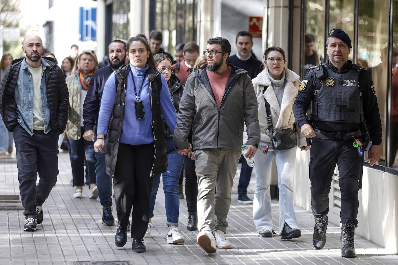 Todas las imágenes de los Reyes con las víctimas y en su visita al edificio de Campanar