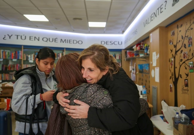 Amalia Correcher se abraza con una vecina del barrio de Campanar.