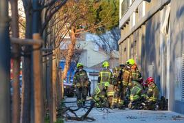 Bomberos participantes en la extincion del grave incendio.