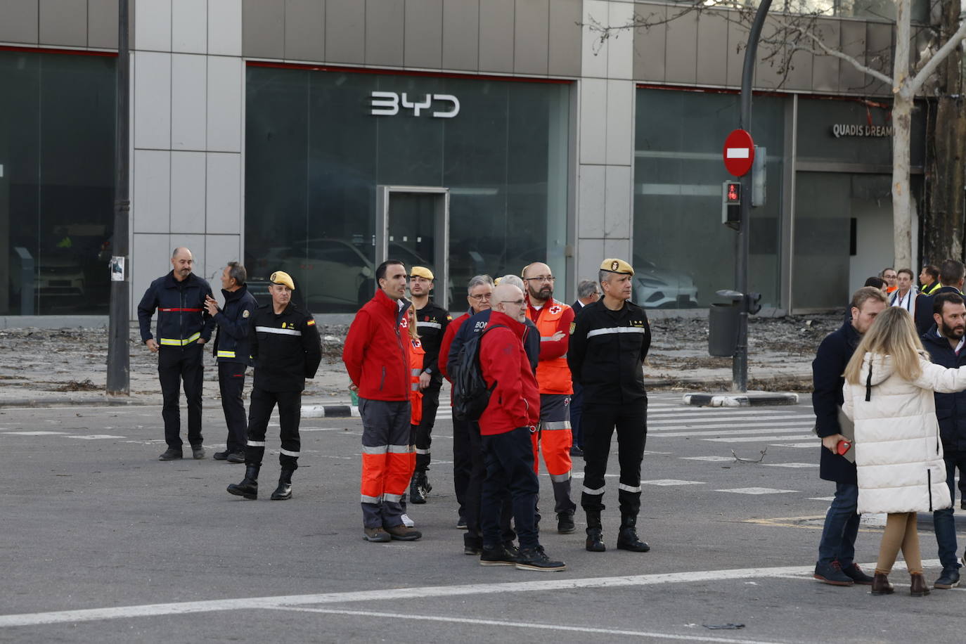 Todas las imágenes de los Reyes con las víctimas y en su visita al edificio de Campanar