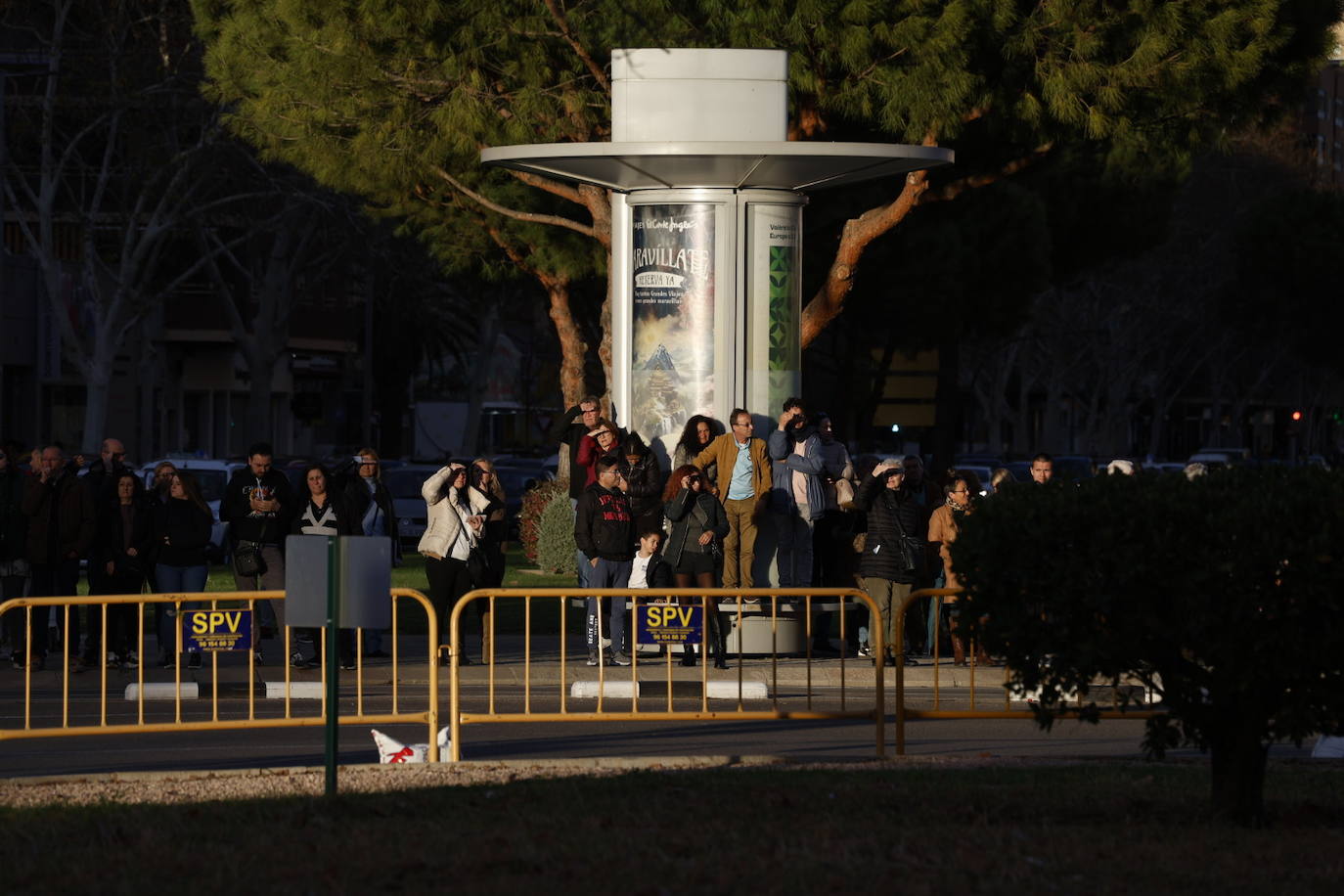 Todas las imágenes de los Reyes con las víctimas y en su visita al edificio de Campanar