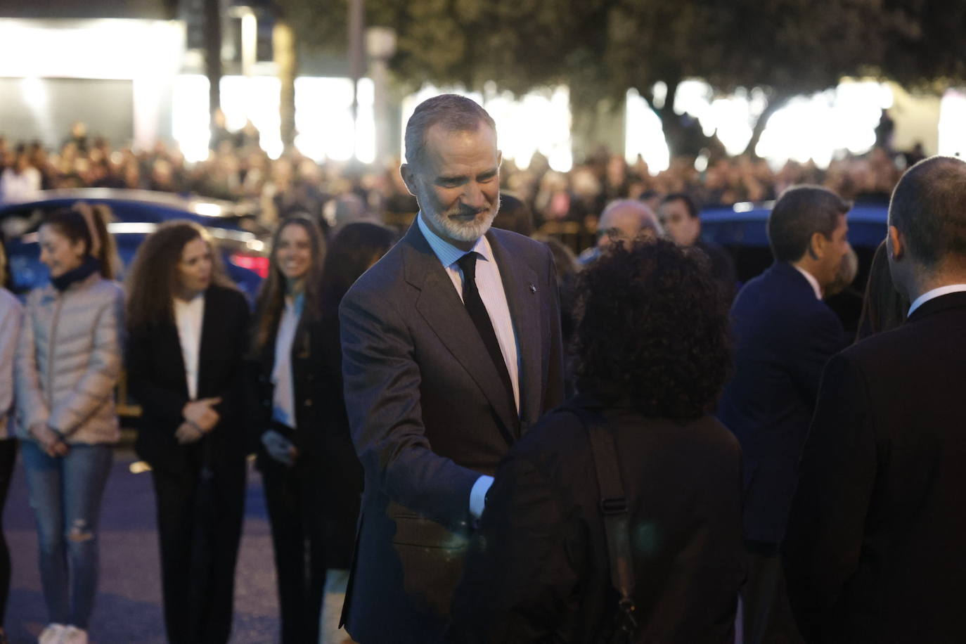 Todas las imágenes de los Reyes con las víctimas y en su visita al edificio de Campanar