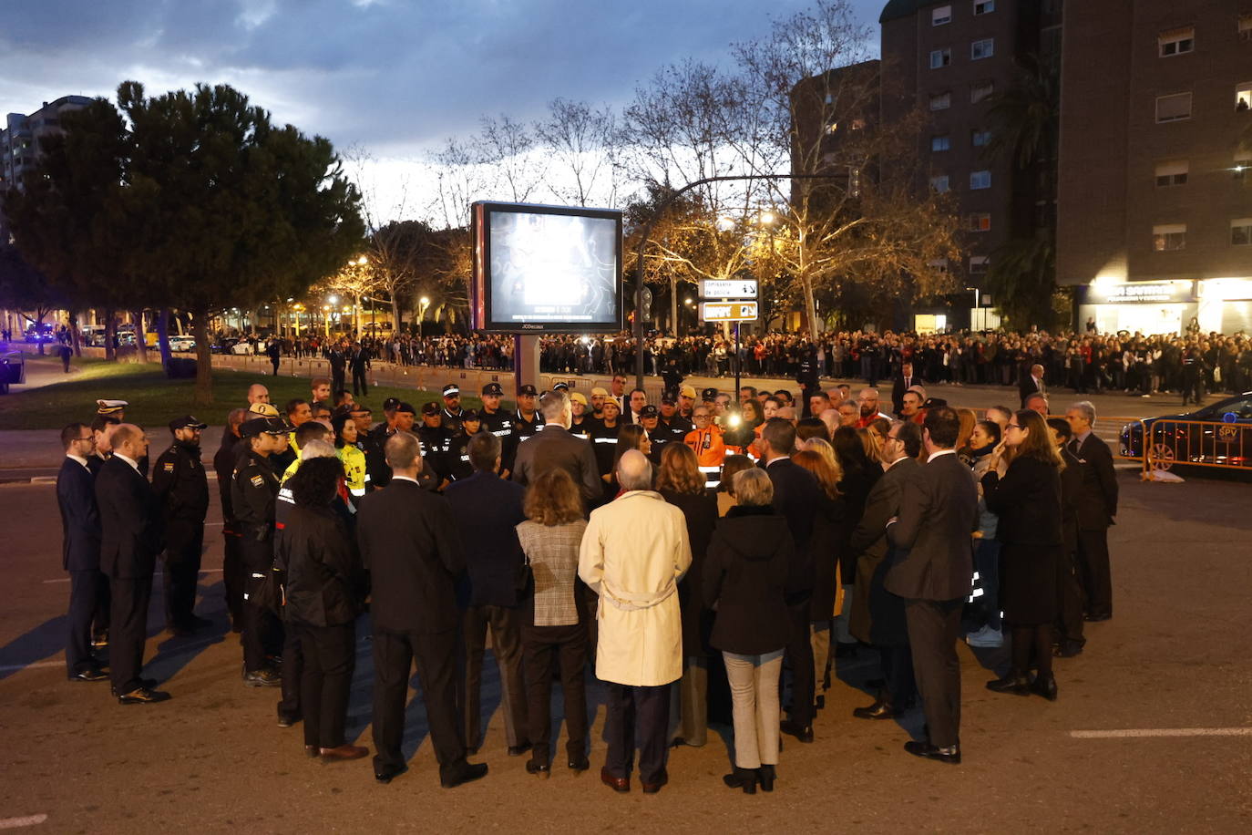 Todas las imágenes de los Reyes con las víctimas y en su visita al edificio de Campanar