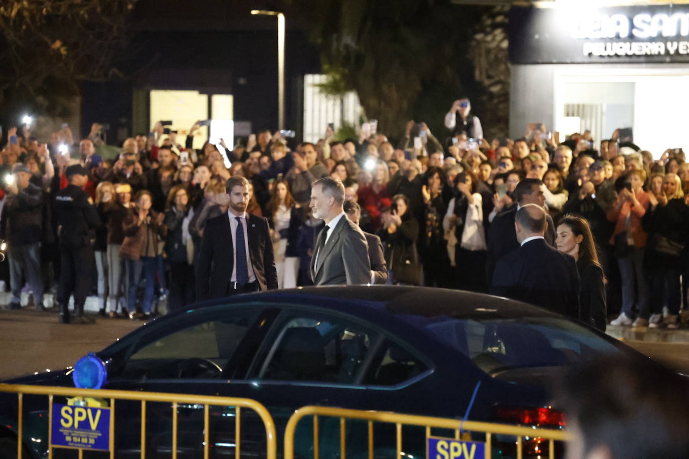 Todas las imágenes de los Reyes con las víctimas y en su visita al edificio de Campanar