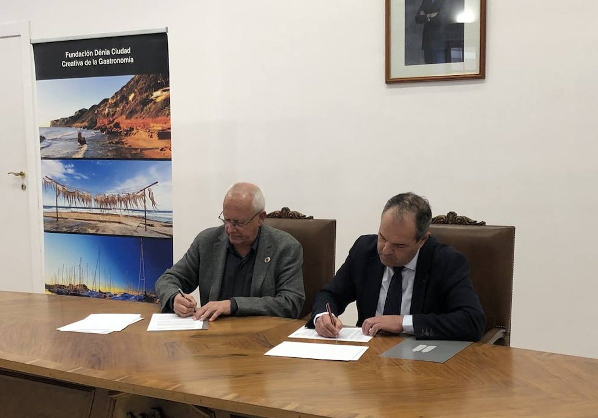 Vicent Grimalt y Carlos Baño, firmando este lunes el convenio de colaboración.