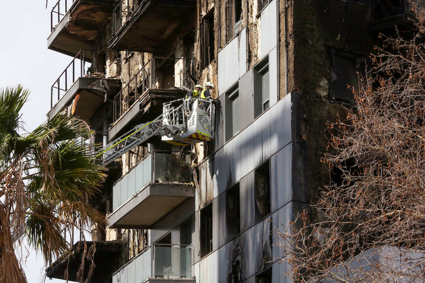 Así está el edificio incendiado en Campanar