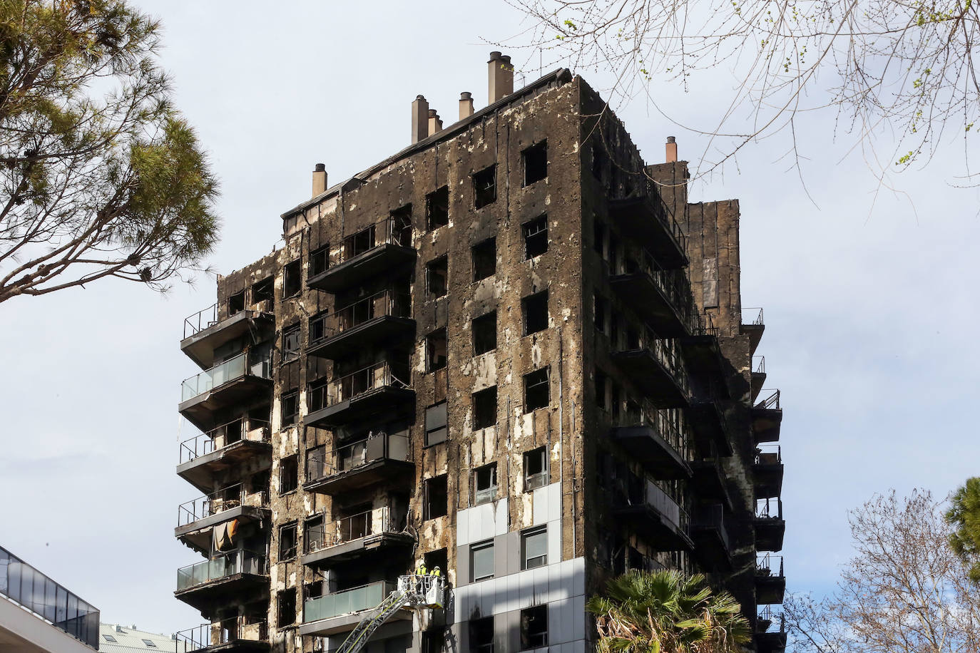 Así está el edificio incendiado en Campanar