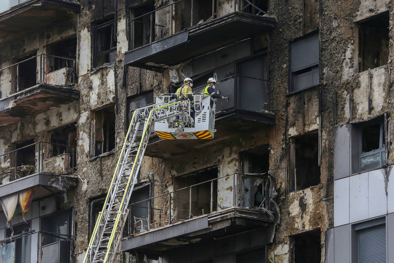 Así está el edificio incendiado en Campanar