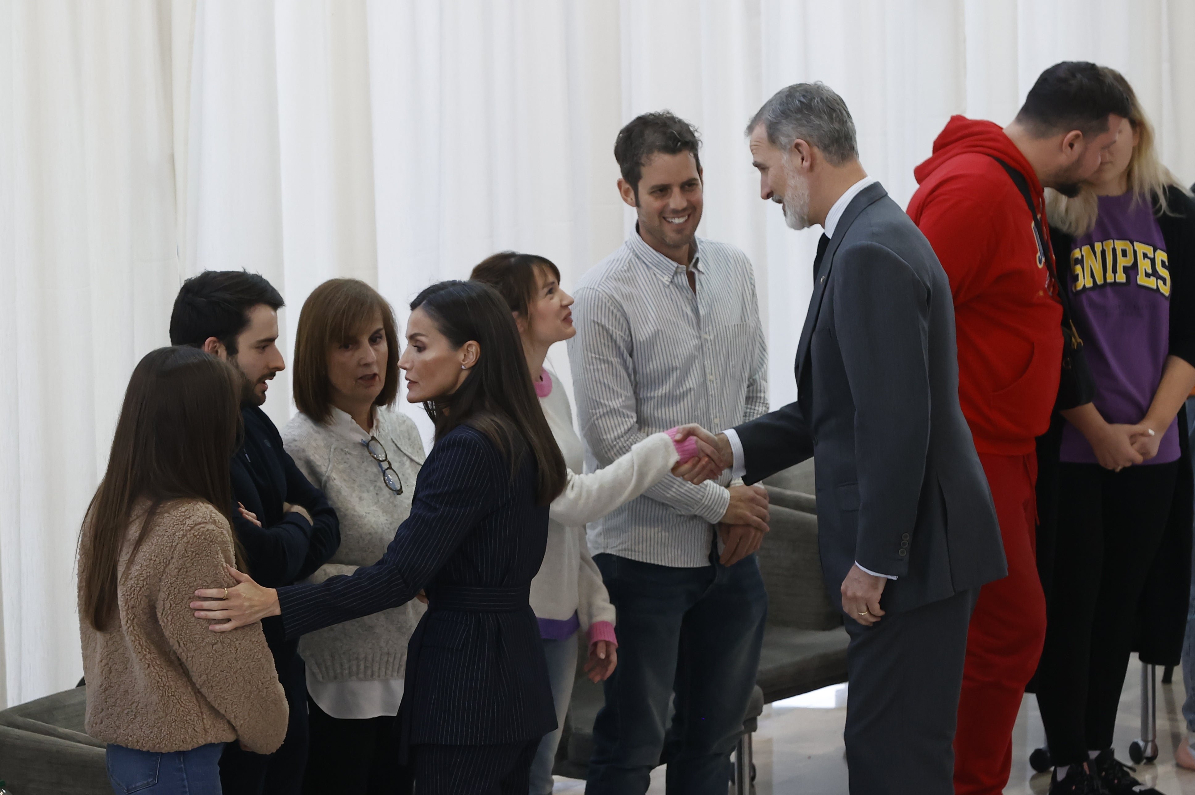 Todas las imágenes de los Reyes con las víctimas y en su visita al edificio de Campanar