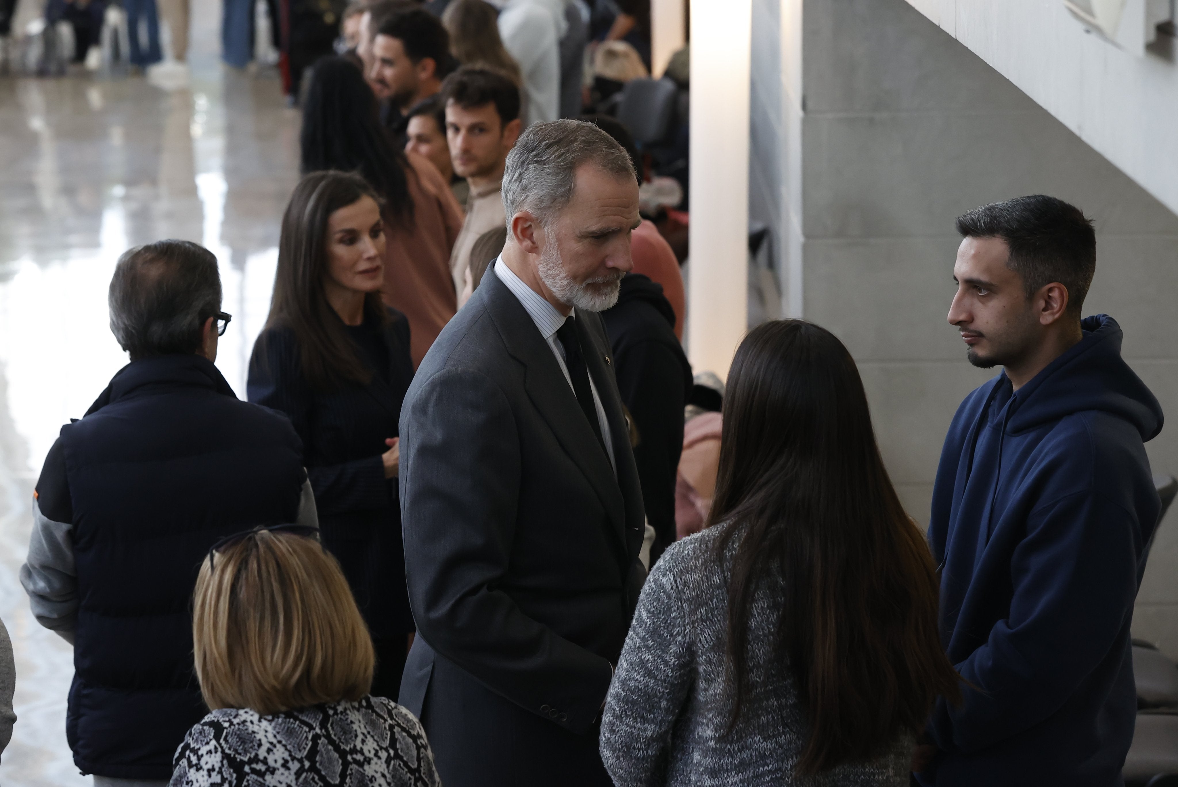 Todas las imágenes de los Reyes con las víctimas y en su visita al edificio de Campanar