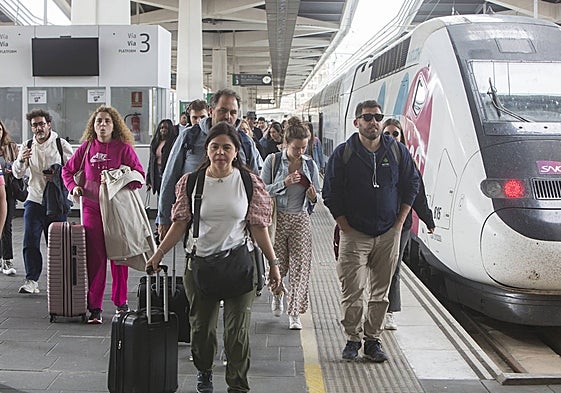 Pasajeros en la estación Joaquín Sorolla de Valencia.