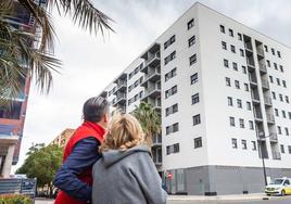 Una de las familias afectadas por el incendio de Camapanar observa su nueva vivienda en Safranar.