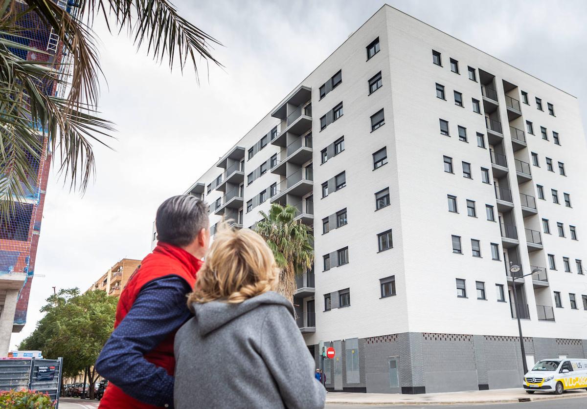 Una de las familias afectadas por el incendio de Camapanar observa su nueva vivienda en Safranar.