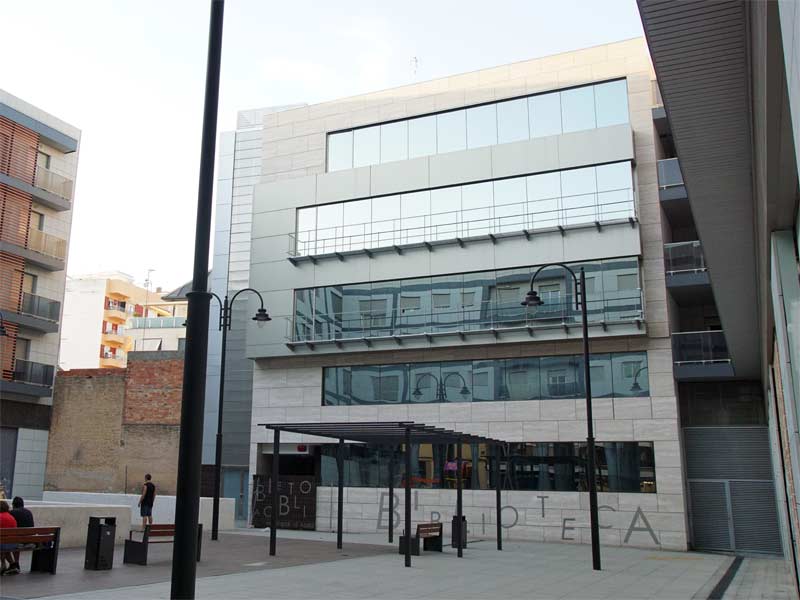 Exterior de la biblioteca de Alzira.