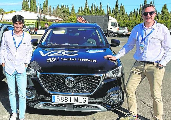 El equipo formado por Alex Adalid (derecha) y Marco Presa, con el MG HS PHEV.