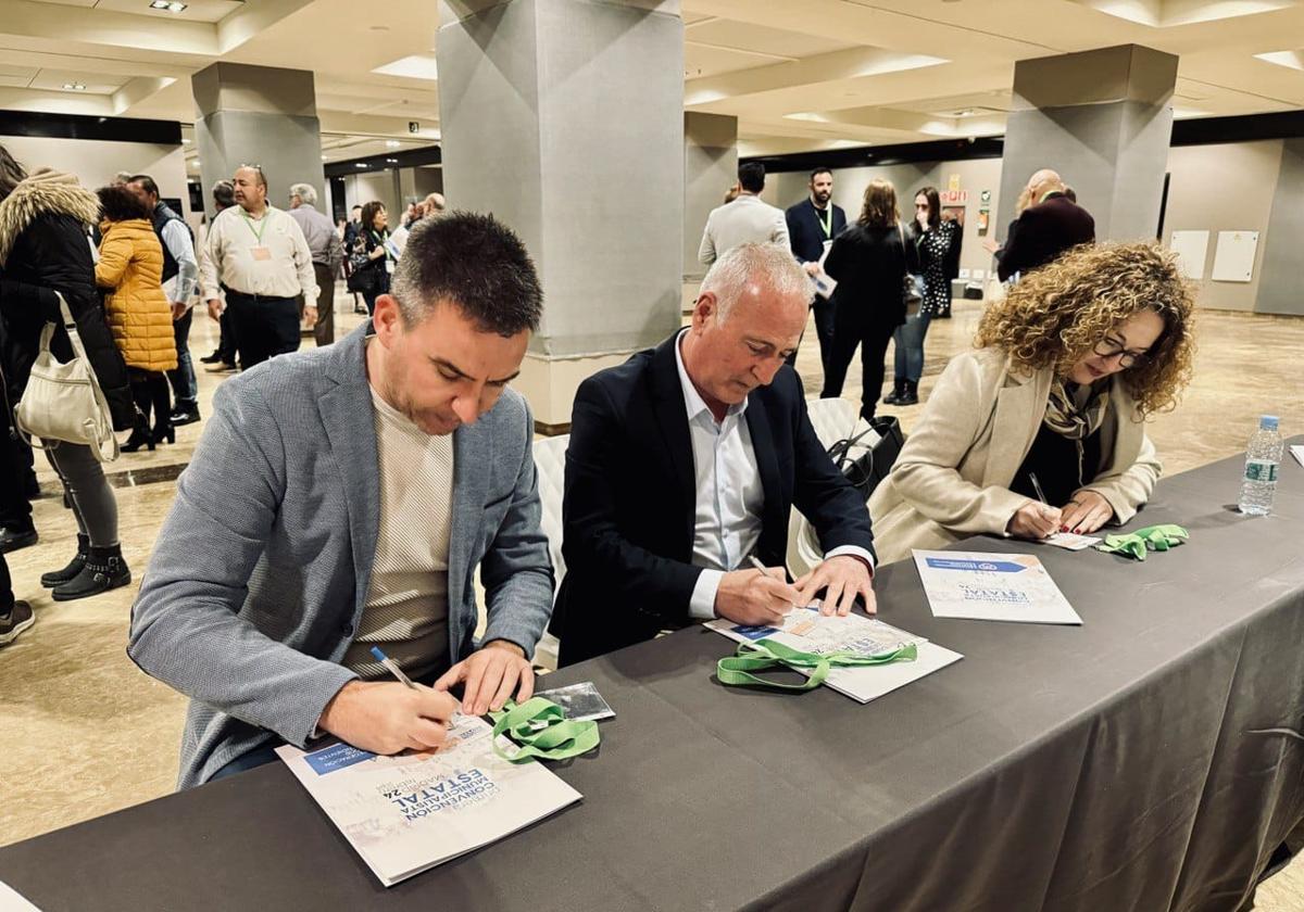 Los ediles de Sueca y el alcalde de El Perelló firman el manifiesto.