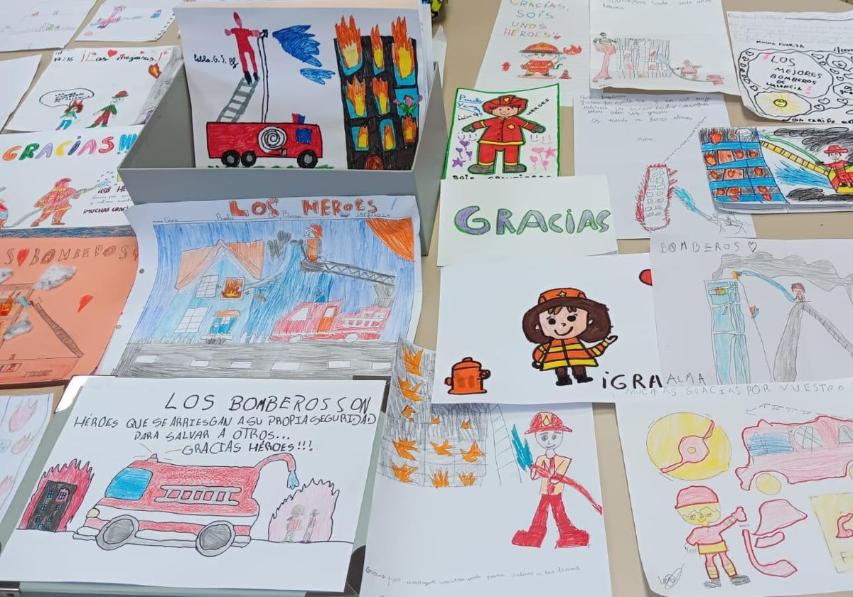 Algunos de los dibujos entregados a los bomberos.