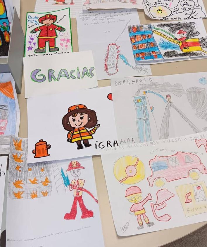 Imagen secundaria 2 - Más dibujos entregados a los bomberos de Valencia.