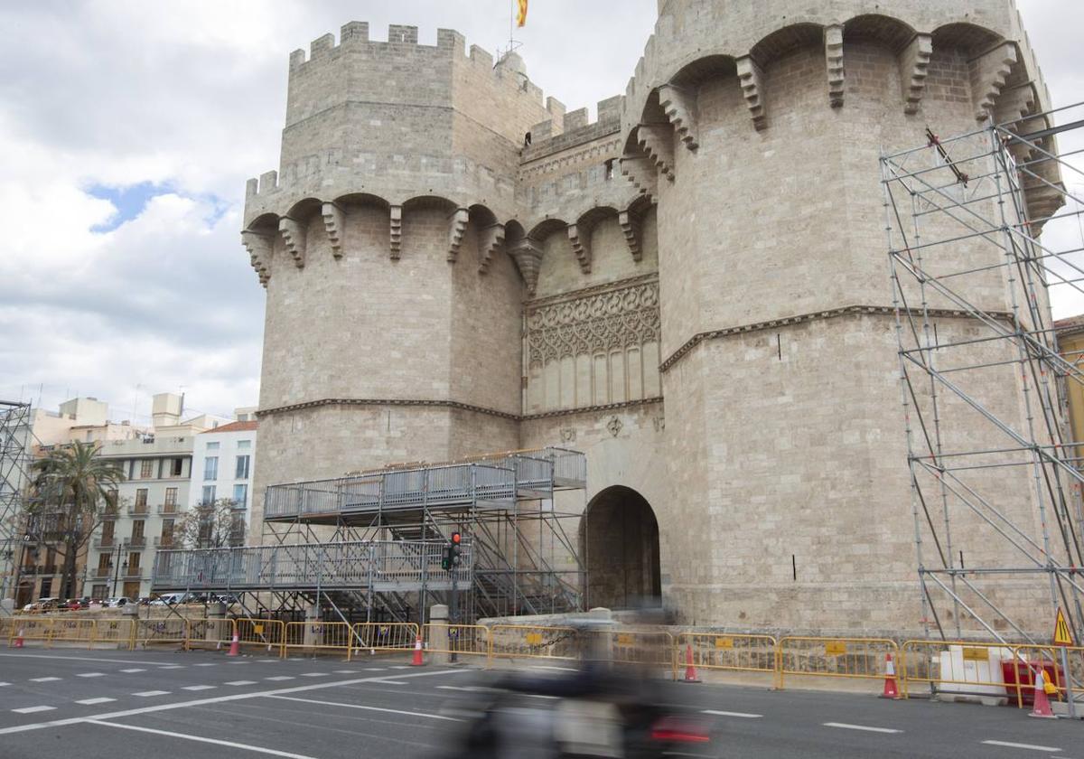 Preparativos para celebrar la Crida en las Torres de Serranos.