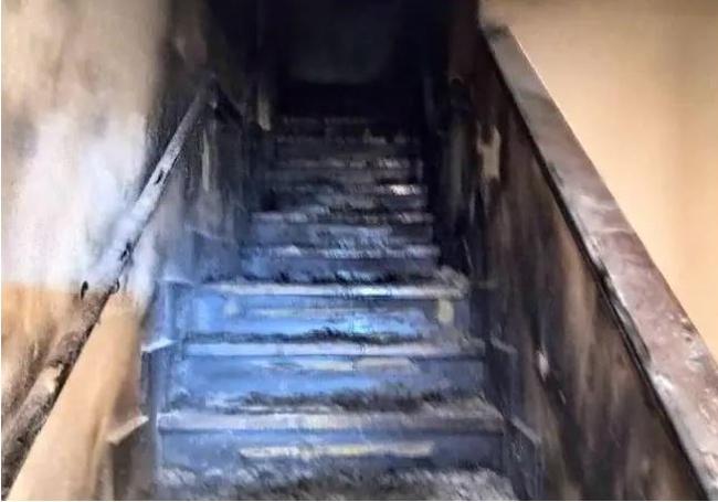 Estado en el que quedó la escalera del edificio.