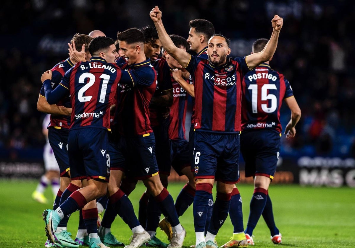 Los jugadores granotas celebran un gol esta temporada.