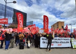 Protesta de trabajadores de la cerámica a las puertas de Feria Valencia.