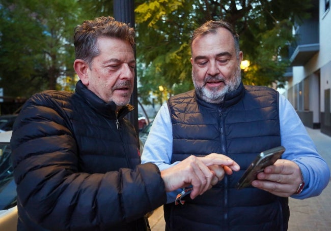 David y un amigo viendo vídeos y noticias sobre el incendio.