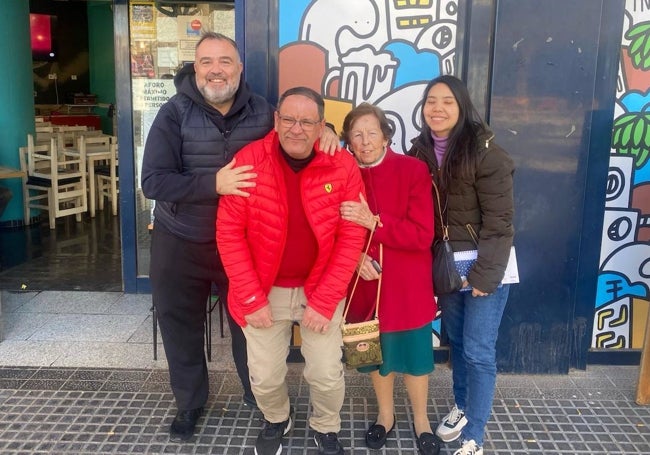 La familia junto a Julián, el conocido conserje del edificio.