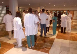 Un grupo de médicos en el hospital General de Alicante.