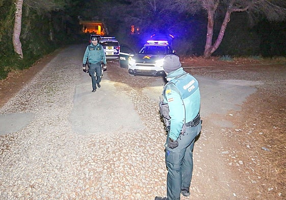 Una patrulla de la Guardia Civil corta el tráfico en una carretera cerca de la escena del crimen.