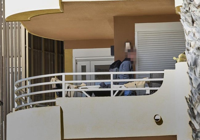 Un guardia civil inspecciona el balcón del apartamento donde residían las víctimas.