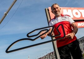 Aspar posando con el trazado del circuito.