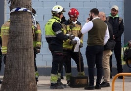 Un vecino recibe su caja fuerte calcinada.