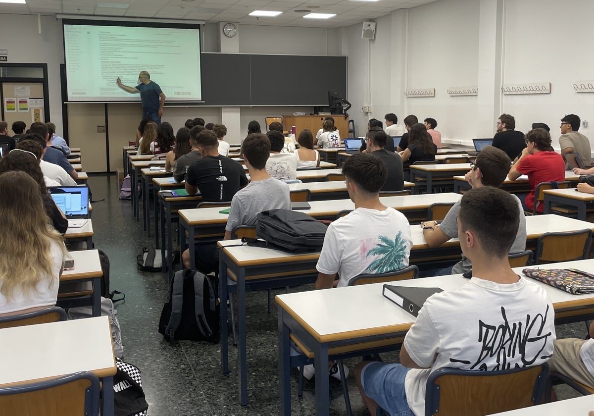 Alumnos del Campus de Gandia en una clase.