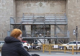 Escenario preparado para la Crida de las Fallas.