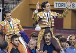 El periodista y marido de Nuria Roca, Juan del Val saca a hombros al torero Juan Ortega en Jaén.