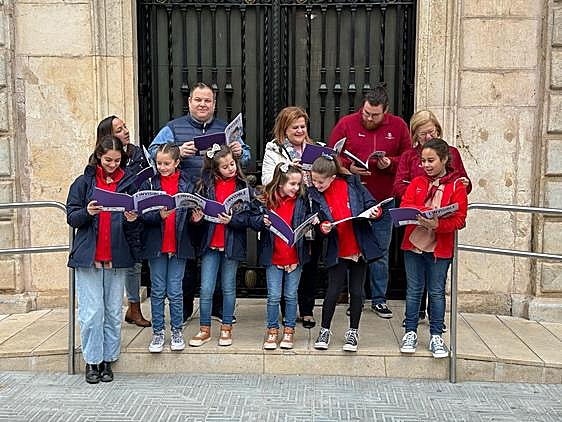 Alumnos y concejales de Sueca con las guías.