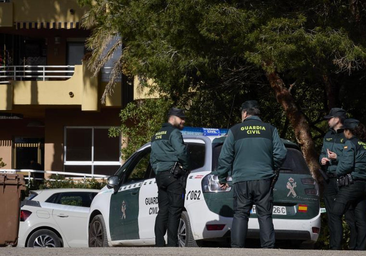 Agentes de la Guardia Civil cerca del apartamento del presunto delincuente.