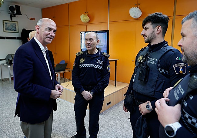 El concejal Gosálbez Payá charla con el grupo de agentes que imparten las charlas.