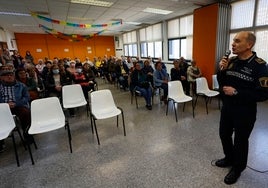 Asistentes a una de las charlas impartidas por la Policía, en Benicalap.