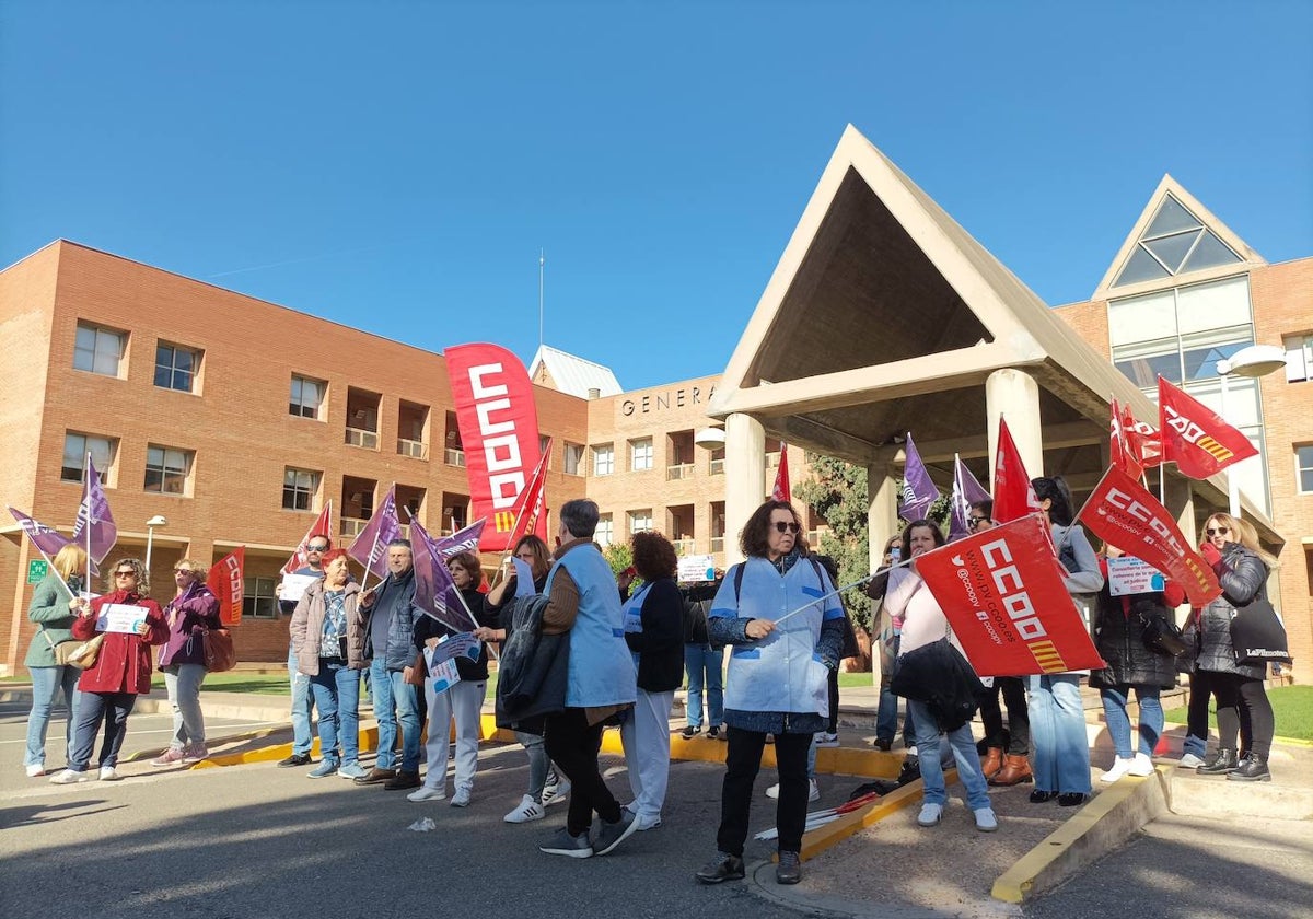 Asistentes a la protesta organizada en la sede de la Conselleria de Educación.