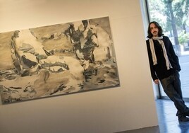 El artista Pablo Quesada junto a una de las obras de la exposición.