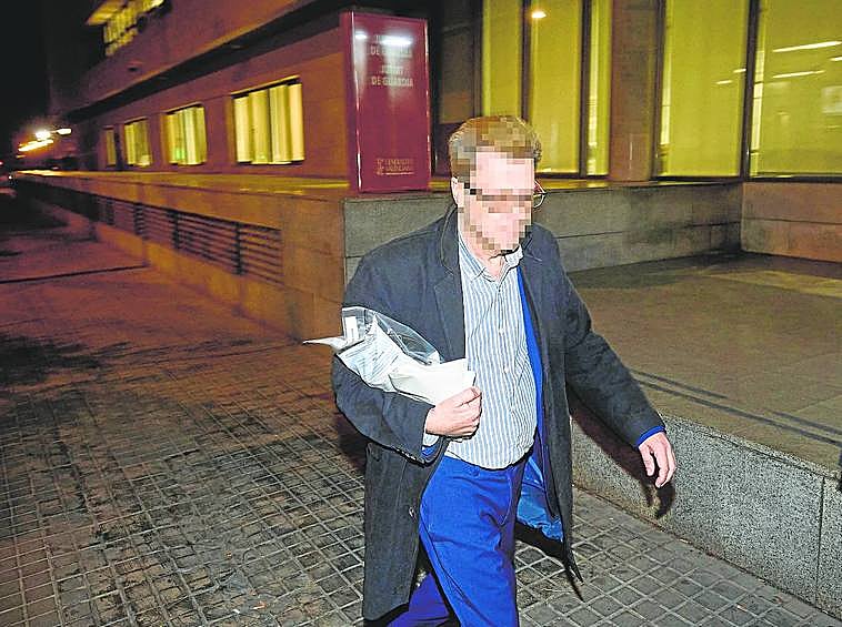 El investigado por los incendios, a la salida del juzgado de guardia la noche del pasado miércoles.