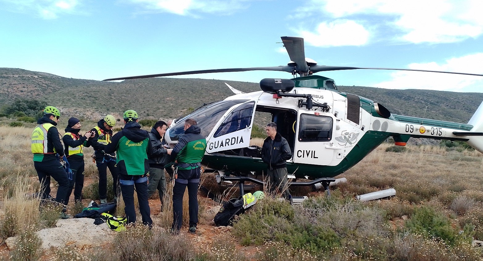 El equipo de rescate del GREIM se coordina con la Unidad de Helicóptero antes de actuar.