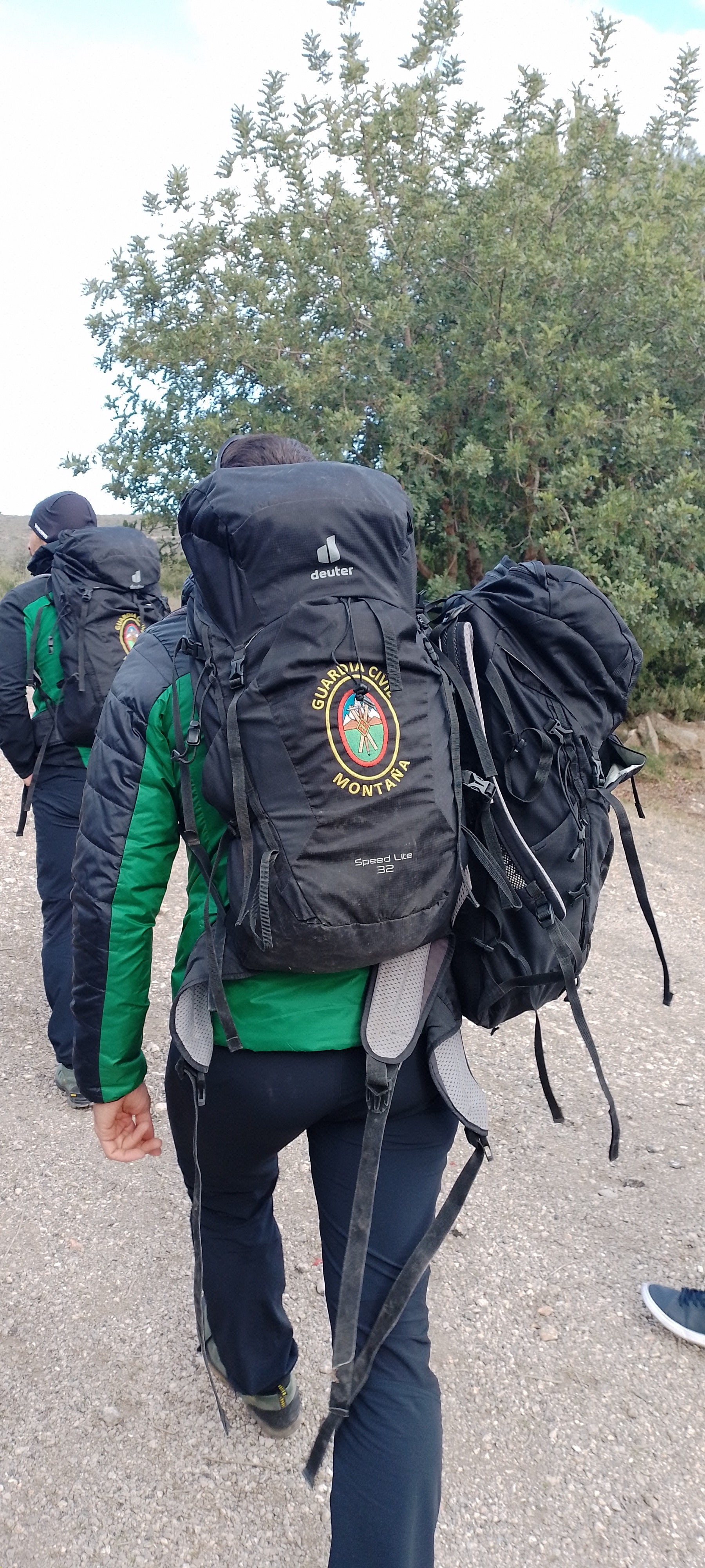 Imagen secundaria 2 - Arriba, rescate con herido inmovilizado en camilla. Abajo a la izquerda, rescate de escalador en vertical y a la derecha, equpamiento de los agentes del GREIM.