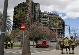 Los bomberos aún trabajan en Campanar.