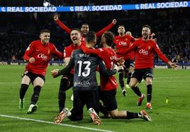 Los jugadores del Mallorca celebran su pase a la final de la Copa del Rey.