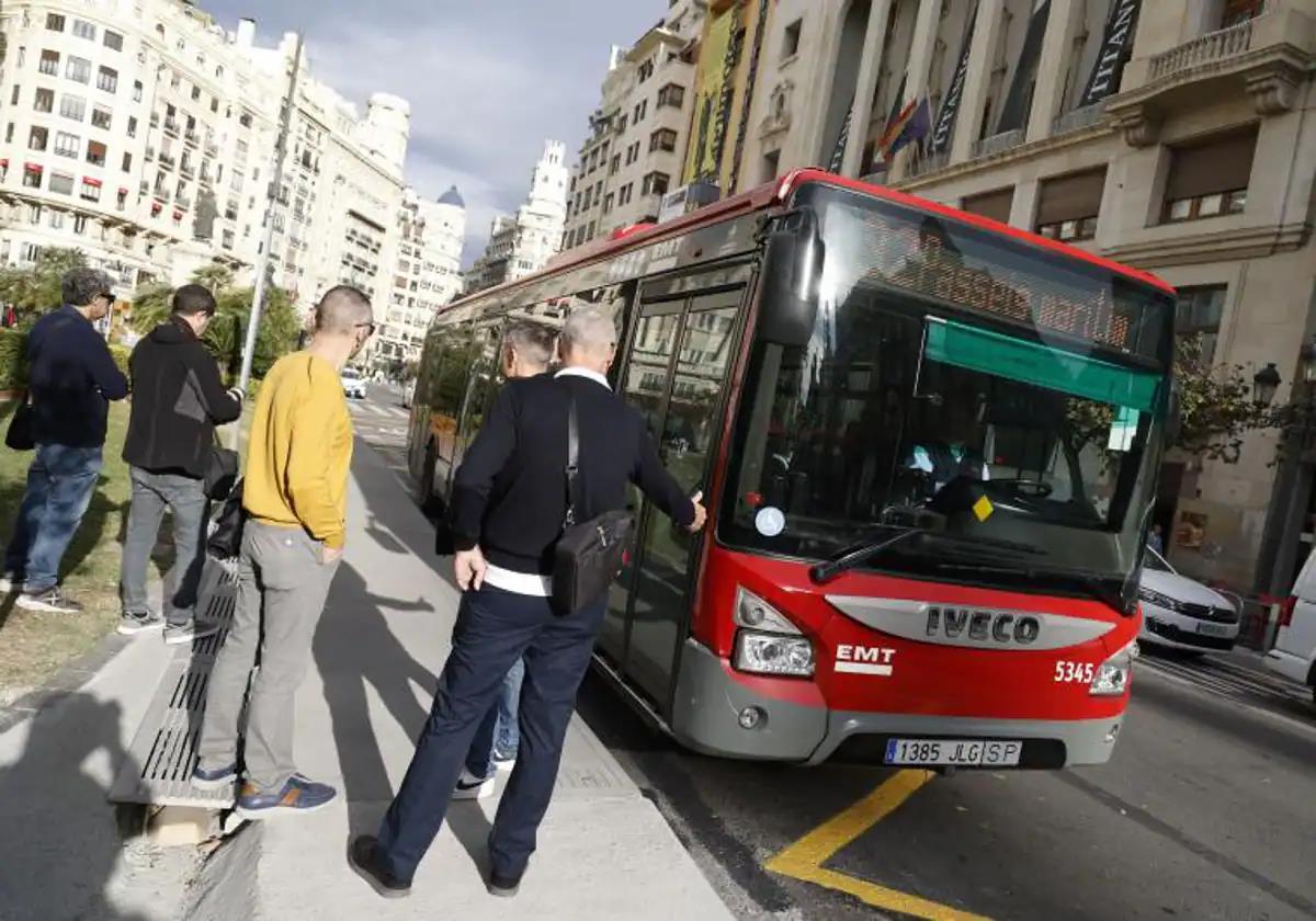 Horario y cambios de ruta de la EMT para las Fallas 2024