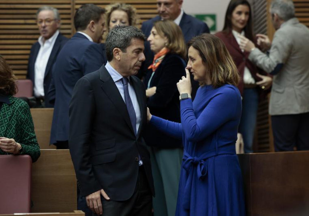 Mazón y Catalá hablan antes de la sesión parlamentaria en Les Corts.